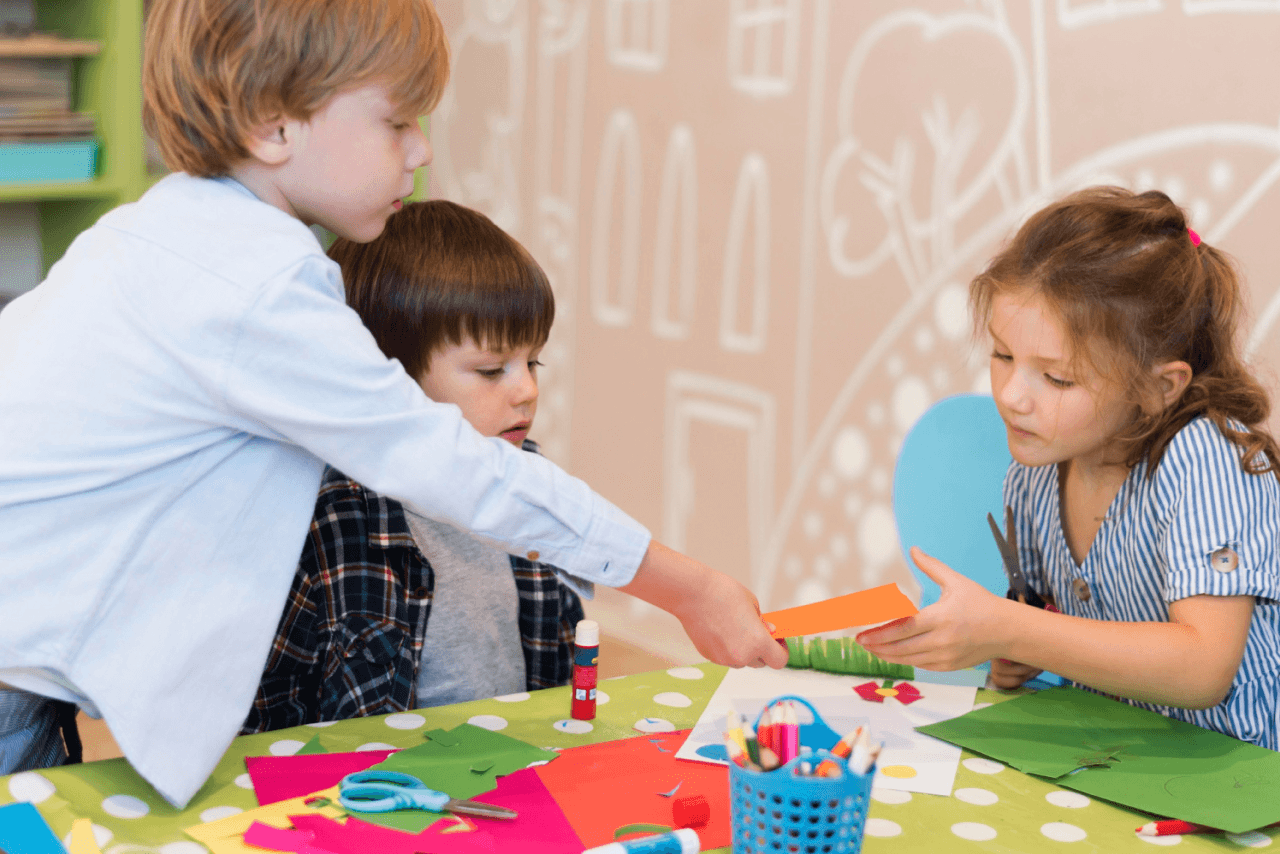Дети осваивают второй язык через игру в KIDDOM